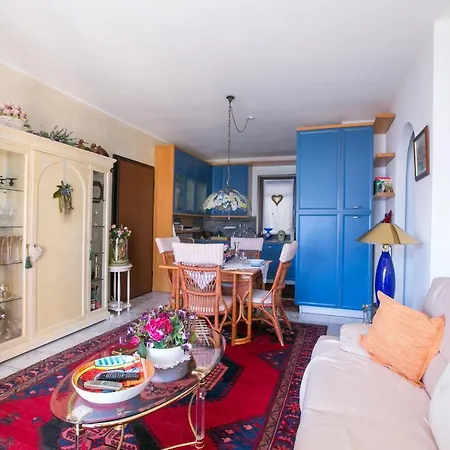 Apartment Sleeps 4 *